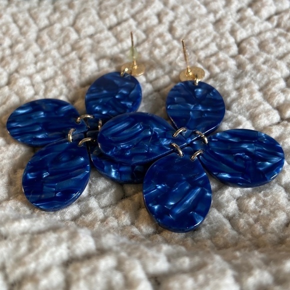 💌 Handmade Royal Blue Petal Earrings - Picture 3 of 9